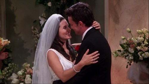 Melhores Momentos - Matthew Perry - Casamento Chandler e Mônica - Friends 7x23 e 7x24 (Foto: Divulgação)